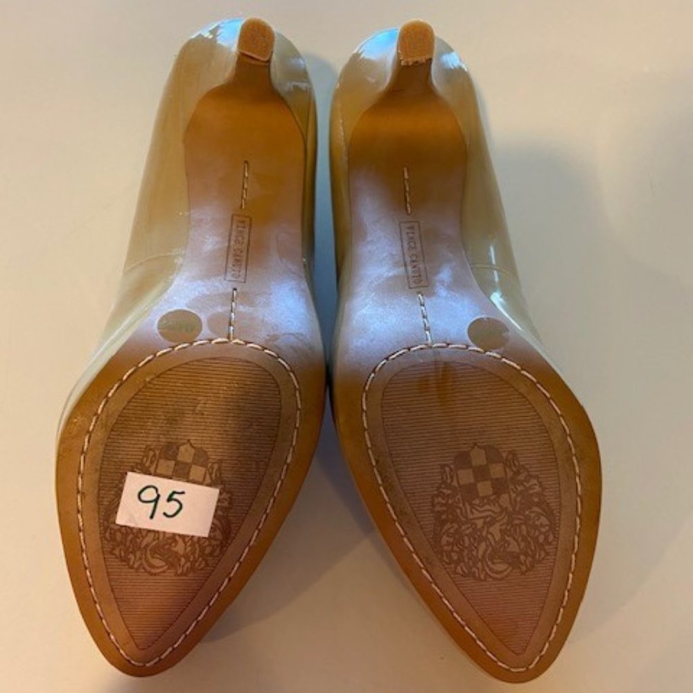 NEW $150 Vince Camuto Nude Patent Leather Pumps 4M - Picture 6 of 8